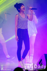 组图：Apink清凉牛仔装亮相 甜美活泼萌翻全场