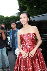 组图：姚星彤时装周首秀红裙明艳动人