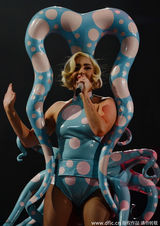 组图：Gaga开唱自摸肥臀诱惑歌迷 变身海洋生物