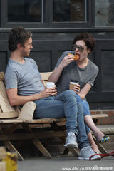 组图：海瑟薇街边狂吃甜甜圈 与老公情侣衫遛狗