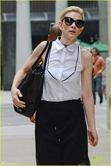 组图：布兰切特黑色纱裙现身 背大包显吃力