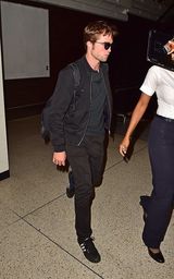 组图：暮光男帕丁森一脸胡茬头靠电梯显疲态