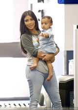 组图：卡戴珊抱爱女母爱泛滥 小妞擦唇蜜戴耳钉