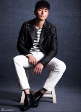 组图：李东学帅气写真 时尚暖男别样摩登气质