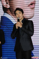 组图：宋承宪西装帅气赴沪 粉丝大呼十年前该见