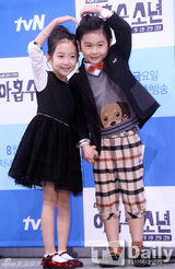 组图：BTOB星材A pink初珑牵手出席发布会