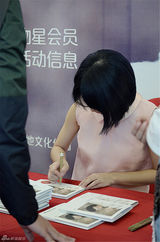 组图：苏妙玲举办新专首签会 倾情献唱感动现场