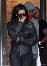 组图：卡戴珊皮夹克全副武装 紧身短裤秀翘臀