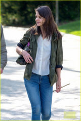 组图：前阿汤嫂凯蒂-赫尔姆斯素颜公园漫步 略显老态