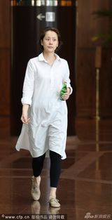 组图：海清素面朝天穿白袍现身 双眼有神状态好