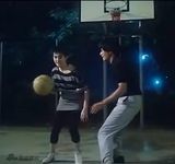 [老照片]王祖贤秀球技 胯下运球上反篮功底扎实