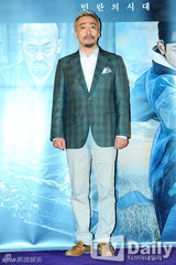 组图：韩星姜东元退伍后首亮相显拘谨