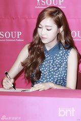 组图：少时Jessica蓝裙亮相 甜美可人落落大方