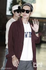 组图：朴海镇亮相机场 休闲装难掩帅气