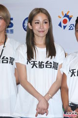 组图：台湾高雄赈灾晚会 萧敬腾萧亚轩群星呼吁