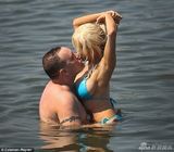 组图：人妻考特尼与老公海中激吻 假奶胸前荡漾