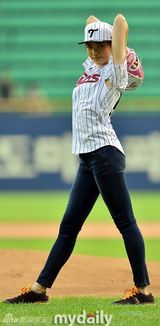 组图：新科韩国小姐金瑞妍打棒球 体型微胖大腿粗