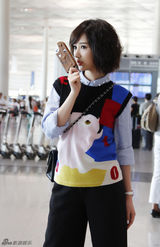 组图：潮范毛晓彤穿撞色裙 活力十足甜笑赴纽约