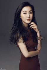 组图：刘璐珈时尚高冷写真 性感礼裙魔鬼身材