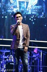 组图：杨宗纬献唱南京音乐节 动情演绎王菲金曲