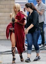 组图：希尔顿变霹雳娇娃拍MV 镂空裙装豪放露底