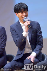 组图：李贞贤着水墨画连衣裙出席优雅含蓄