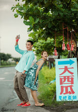 组图：张俪王阳明夏日清新写真 甜蜜耍宝萌呆了