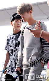 组图：EXO赴长沙开唱 干练休闲风帅气难挡