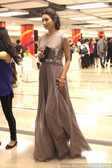 组图：林志玲藕色开衩长裙捞金 手遮胸口防走光