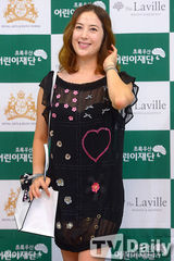 组图：韩星黄新惠助阵音乐会 镂空裙显独特