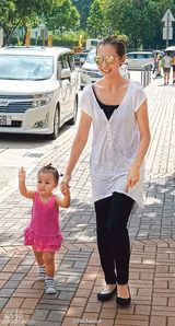 组图：蔡少芬张晋全家现身 一双女儿圆脸活泼