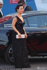 组图：威尼斯闭幕红毯 评委陈冲深V裙美艳