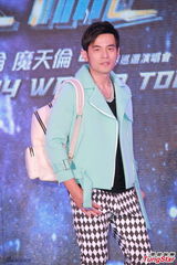 组图：周杰伦宣传个唱遇尴尬 粉丝催买钻戒求婚
