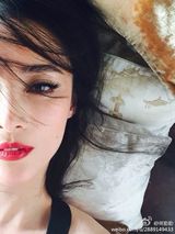 组图：蒋勤勤卧床美艳写真 穿吊带红唇性感销魂