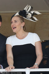 组图：温丝莱特与老公看赛马 满脸皱纹显苍老