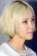 组图：T-ara孝敏银发热裤现身 秀健康运动身材