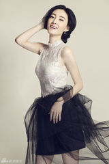 组图：王丽坤披婚纱演绎浪漫 身材婀娜女神范儿