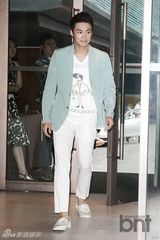 组图：韩星李素妍着金色迷你裙秀性感美腿