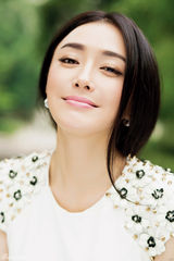 组图：秦岚大片夏日清凉 白衣清纯红裙妩媚