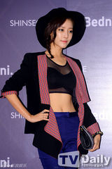 组图：高佑丽出席活动 内衣外露性感十足