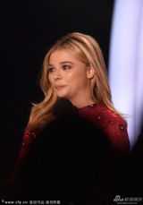 组图：小贝爱子绯闻女友登台 衣着老气如大妈