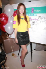 组图：徐子珊低胸装现身 称怕到内地拍剧