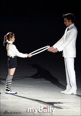 组图：亚运群星会 李英爱点火鸟叔骑马Exo斗舞