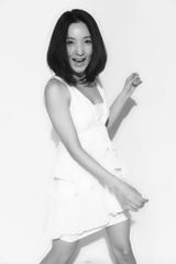 组图：王妍苏纯净黑白写真 清爽迷人笑容甜美