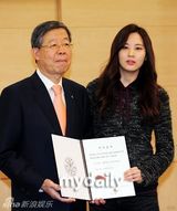 组图：少女时代徐贤为母校捐赠1亿韩元奖学金