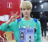 高清图：韩团EXO参加偶像田径赛 微博晒现场图