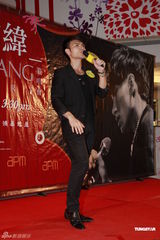 组图：杨宗纬香港举办签唱会 澄清与隋棠只是好友