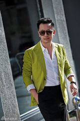 组图：黄海波初冬街拍亮色西装暖意洋洋