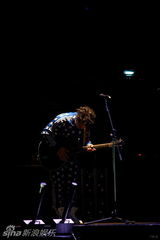 幻灯图：陈奕迅北京开唱 搞笑模仿刘德华