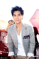 组图：彭于晏担任电眼妹大赛评委 与辣妹演对手戏